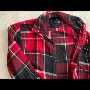 Flannel long sleeve button down shirt.